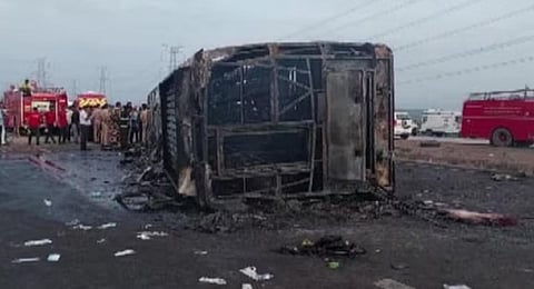 தீயில் கருகி கூடு மட்டுமே எஞ்சியிருக்கும் பேருந்து