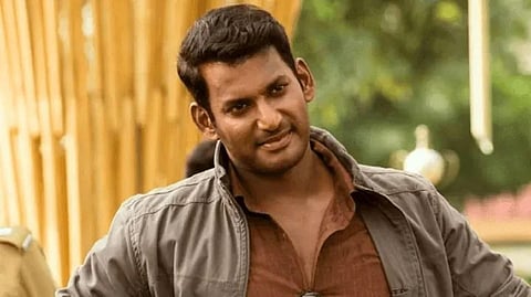 கல்வி உதவி பெறும் மாணவிகளை அழைத்து பிரம்மாண்ட விழா: நடிகர் விஷால் திடீர் முடிவு