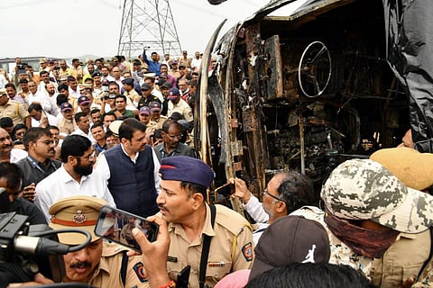 மகாராஷ்டிரா முதல்வர் ஏக்நாத் ஷிண்டே, துணை முதல்வர் தேவிந்திர பட்னாவிஸ் ஆகியோர் பேருந்து விபத்து நடந்த இடத்தில்  நேரில் ஆய்வு செய்தனர்.