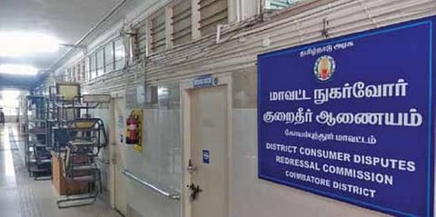 கோவை மாவட்ட ஆட்சியர் அலுவலக வளாகத்தில் உள்ள நுகர்வோர் குறைதீர் ஆணையம் முன்பு நடைபாதையில் பயன்பாடின்றிக் கிடக்கும் நாற்காலிகள், மேஜைகள், அலமாரிகள்.