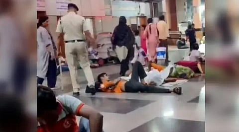 RIP Humanity | பயணிகள் மீது தண்ணீர் ஊற்றிய காவலர்... வருத்தம் தெரிவித்த ரயில்வே அதிகாரி!