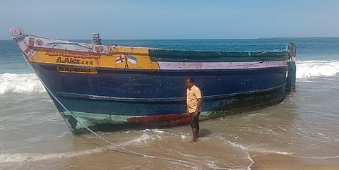 ஏர்வாடி அருகே அடஞ்சேரி கடற்கரையில் கரை ஒதுங்கி நின்ற தூத்துக்குடி மாவட்ட நாட்டுப்படகு.  