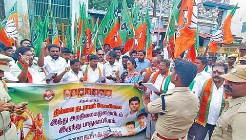 இந்து அறநிலையத் துறையினரை கண்டித்து சிதம்பரம் மேலவீதியில் பாஜக மாவட்ட தலைவர் மருதை தலைமையில் அக்கட்சியினர் ஆர்ப்பாட்டத்தில் ஈடுபட்டனர்.
