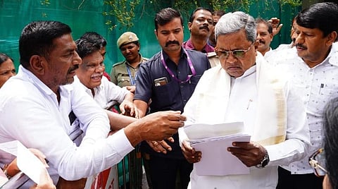 கர்நாடகாவில் இலவச அரிசி திட்டம் தொடக்கம் - அரிசி தட்டுப்பாடு காரணமாக பணம் வழங்க முடிவு