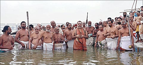 காஞ்சி காமகோடி பீடத்தின் பீடாதிபதி ஸ்ரீ விஜயேந்திர சரஸ்வதி சுவாமிகள் பிரயாக்ராஜ்ஜில் சைகதா பரமேஸ்வர லிங்க பூஜையை நிறைவு செய்தார்.