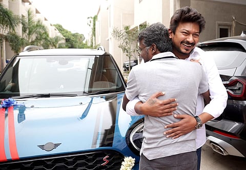 மாமன்னன் வெற்றி - மாரி செல்வராஜூக்கு மினிகூப்பர் கார் பரிசு
