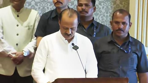 பதவியேற்பு விழாவில் அஜித் பவார்