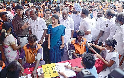 தூய்மைப் பணியாளர்களுக்கான சிறப்பு முழு உடல் பரிசோதனை திட்டத்தை சுகாதாரத் துறை அமைச்சர் மா.சுப்பிரமணியன் சென்னை எம்.ஜி.ஆர். நகரில் நேற்று தொடங்கி வைத்தார். உடன், மேயர் பிரியா, துறை செயலர் ககன்தீப் சிங் பேடி, மாநகராட்சி ஆணையர் ஜெ.ராதாகிருஷ்ணன் உள்ளிட்டோர். படம்: எஸ்.சத்தியசீலன்