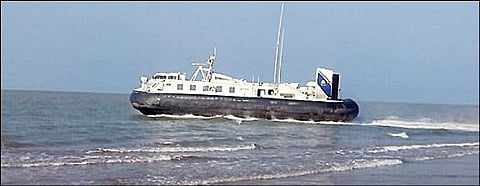 கோடியக்கரை முதல் தனுஷ்கோடி வரை தீவிர கண்காணிப்பு பணியில் ஈடுபட்டுள்ள ரோவர் கிராப்ட் ரோந்து கப்பல்.