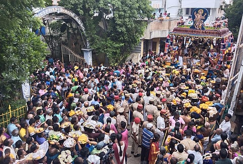 பிச்சாண்டவர் கோலத்தில் கையில் மாங்கனியுடன் சிவபெருமான்.