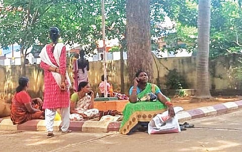 மகளிர் காவல் நிலையத்தில் காத்திருக்கும் பெண்கள்.
