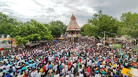 சிங்கம்புணரி சேவுகபெருமாள் அய்யனார் கோயில் தேரோட்டத்தில் பங்கேற்ற பக்தர்கள்.
:::