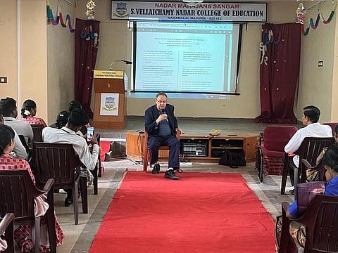 மதுரை வெள்ளைச்சாமி நாடார் கல்வியியல் கல்லூரியில் இன்று நடந்த சிறப்பு சொற்பொழிவில் பேசிய ஜெர்மனி நாட்டின் காந்தி தகவல் மையத் தலைவர் கிறிஸ்டியன் பார்டல்ப்  என்பவருடன் மாணவர்கள் குழுப்படம் எடுத்துக்கொண்டனர்.
