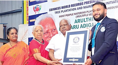 உலகெங்கும் ஒரே நாளில் 25 ஆயிரம் மரங்களை நட்டதற்காக கின்னஸ் சாதனை சான்றிதழை மேல்மருவத்தூர் சித்தர் பீட ஆன்மிக குரு பங்காரு அடிகளாரிடம் வழங்குகிறார் கின்னஸ் நிறுவன நடுவர் சுவப்னில் தங்காரிகர்.