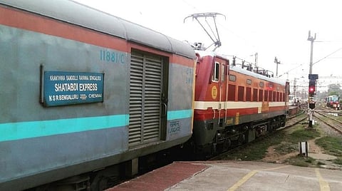 சென்னை - பெங்களூரு சதாப்தி ரயில் ஜோலார்பேட்டையில் ஜூலை 9 முதல் நின்று செல்லும்: மத்திய அமைச்சர் எல்.முருகன் தொடங்கிவைக்கிறார்