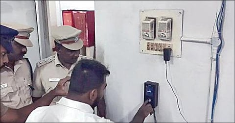 முறைகேடுகளைத் தடுக்கும் வகையில், தமிழகம் முழுவதும் உள்ள சிறைகளில், கைதிகளுக்கான கேண்டீனில் பயோ-மெட்ரிக் பதிவுமுறை அறிமுகம் செய்யப்பட்டுள்ளது.