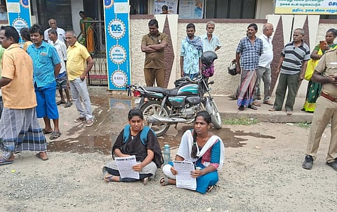 மதுரையில் வழக்கறிஞர் சகோதரிகள் திடீர் ஆர்ப்பாட்டம்