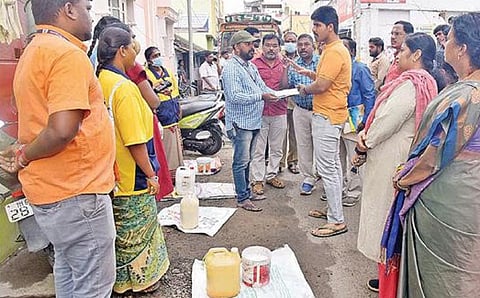 கோவை  தெப்பக்குளம் 1-வது வீதியில் நேற்று டெங்கு தடுப்புப் பணியை கண்காணித்து, பொதுமக்களிடம் விழிப்புணர்வு ஏற்படுத்திய மாநகராட்சி ஆணையர் மு.பிரதாப்.