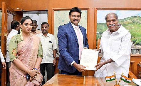 புதுச்சேரி  முதல்வர் ரங்கசாமியை சந்தித்த இலங்கையின் கிழக்கு மாகாண ஆளுநர் செந்தில் தொண்டமான்.