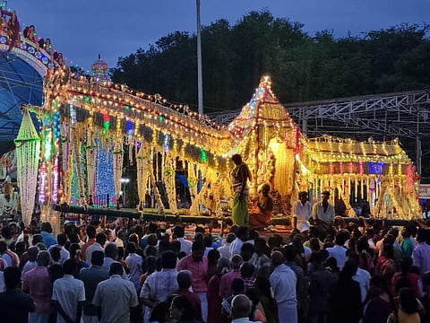 சிங்கம்புணரி சேவுகபெருமாள் அய்யனார் கோயில் பூப்பல்லக்கு வீதி உலாவில் பங்கேற்ற பக்தர்கள்.
