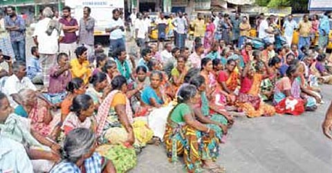 ராமநாதபுரம் வாரச்சந்தை கட்டிடம் பூட்டப்பட்டதால் வியாபாரிகள் பேருந்து நிலையத்தில் மறியல்
