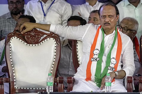 போட்டி எம்எல்ஏக்கள் கூட்டத்தில் 29 பேர் ஆதரவு - என்சிபி பெயர், சின்னத்துக்கு உரிமை கோரி தேர்தல் ஆணையத்தில் அஜித் பவார் மனு