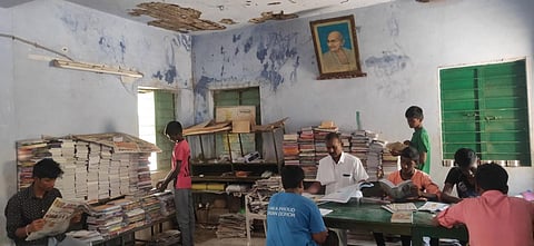 மேச்சேரி அடுத்த மல்லிகுந்தம் அரசு உயர்நிலைப்பள்ளி வளாகத்தில் உள்ள ஊர்ப்புற நூலகத்தின் மேற்கூரை சிமென்ட் பூச்சு பெயர்ந்து விழுந்துள்ளது.