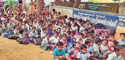 திருக்கட்டளையில் பள்ளி மாணவர்கள் காத்திருப்பு போராட்டம்