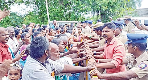 மச்சேந்திரநாதன் குழு வருகைக்கு எதிர்ப்பு தெரிவித்து ஏகனாபுரத்தில் இருந்து மதுரமங்கலம் நோக்கி பேரணியாகச் சென்ற பொதுமக்களை போலீஸார் தடுத்து நிறுத்தினர்.