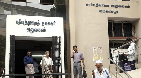 வருமான வரி இணையதளத்தில் உரிய விவரங்களை பதிவேற்றம் செய்யாத சார் பதிவாளர்கள் மீது நடவடிக்கை