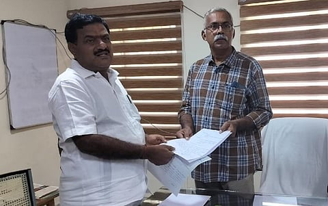 அதிமுகவிலிருந்து நீக்கப்பட்ட முரளி என்கிற ரகுராமன், மாவட்ட மத்திய கூட்டுறவு வங்கியின் தலைவர் பதவியிலிருந்து விலகும் ராஜினாமா கடிதத்தை வங்கியின் பொது மேலாளர் ரவிசந்திரனிடம் அளித்தார்.