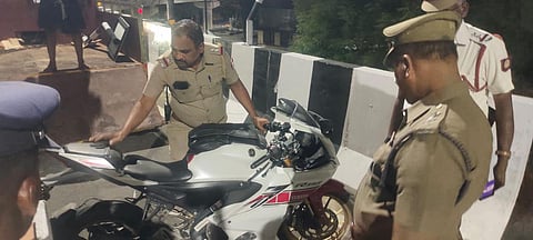 மதுரை-நத்தம் பறக்கும் பாலத்தில் விபத்து: 2 இளைஞர்கள் உயிரிழந்த பரிதாபம்