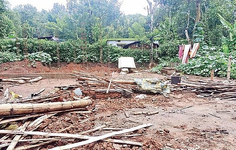 கூடலூரை அடுத்த அல்லூர் பழங்குடியின கிராமத்தில் மழையால் சேதமடைந்த மூங்கில் வீடு.