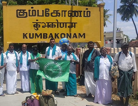 கும்பகோணம்: டெல்லி போராட்டத்தில் பங்கேற்க ரயிலில் புறப்பட்டுச் சென்ற விவசாயிகள்