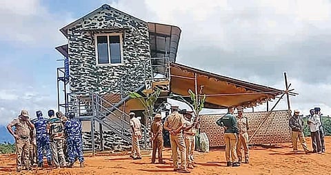 தேவர்சோலை அருகே வாச்சிக்கொல்லி வனப்பகுதியில் கட்டப்பட்டுள்ள கண்காணிப்பு கோபுரம்.