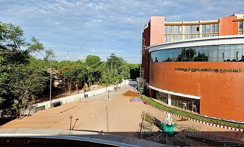மதுரையில் கலைஞர் நூற்றாண்டு நூலகத்தின் தென்பகுதி சுற்றுச்சுவர் அருகே இருந்த பழைய வீட்டுவசதி வாரிய வீடுகள் இடித்து அகற்றப்பட்டன.