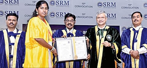 எஸ்ஆர்எம் கல்வி நிறுவனத்தின் 19-வது பட்டமளிப்பு விழாவில் 7,683 மாணவ, மாணவியருக்கு பட்டங்களை மத்திய ரயில்வே அமைச்சர் அஸ்வினி வைஷ்ணவ் வழங்கினார். உடன் பல்கலைகழக வேந்தர் டி.ஆர்.பாரிவேந்தர், இணைவேந்தர்கள் ரவி பச்சமுத்து, பி. சத்யநாராயணன், துணைவேந்தர் சி. முத்தமிழ்ச் செல்வன் உள்ளிட்டோர்.