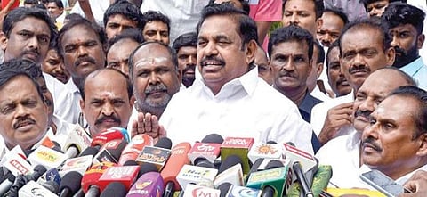 தூத்துக்குடி விமான நிலையத்தில் அதிமுக பொதுச்செயலாளர்  பழனிசாமி செய்தியாளர்களிடம் பேசினார். படம்: என்.ராஜேஷ்