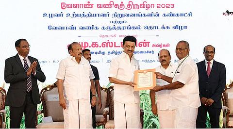 சென்னை நந்தம்பாக்கம், வர்த்தக மையத்தில் 2 நாட்கள் நடைபெறும் வேளாண் வணிகத் திருவிழாவை நேற்று தொடங்கி வைத்த முதல்வர் மு.க.ஸ்டாலின், சிறந்த விவசாய உற்பத்தியாளர் நிறுவனங்கள் மற்றும் ஏற்றுமதியில் சிறந்து விளங்கும் விவசாயிகளுக்கு விருது வழங்கினார். உடன் அமைச்சர்கள் எம்.ஆர்.கே.பன்னீர் செல்வம், தா.மோ.அன்பரசன் மற்றும் உயர் அலுவலர்கள்.
