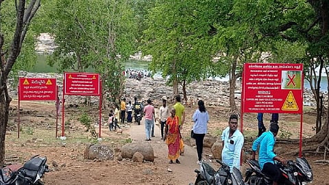 எச்சரிக்கை அறிவிப்பை மீறி ஒகேனக்கல் காவிரியாற்றில் குளிக்கும் சுற்றுலா பயணிகள்: விபரீதம் நிகழாமல் தடுக்க கோரிக்கை