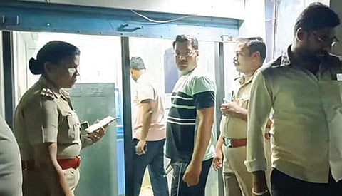 குடியாத்தம் ஏடிஎம் மையத்தில் வங்கி அதிகாரிகளும், காவல் துறையினரும் ஆய்வு நடத்தி ஏடிஎம் மையத்தை தற்காலிகமாக மூடினர்.