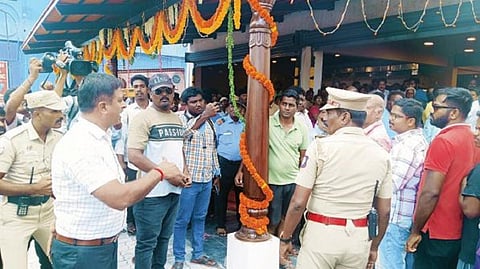 காட்பாடியில் புதிதாக திறக்கப்பட்ட பிரியாணி கடைக்கு முறையான அனுமதி பெறப்பட்டுள்ளதா என விசாரணை மேற்கொண்ட மாவட்ட ஆட்சிர் குமாரவேல்பாண்டியன்.