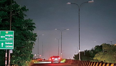இருளில் மிதக்கும் வண்டலூர் ரயில்வே மேம்பாலம்