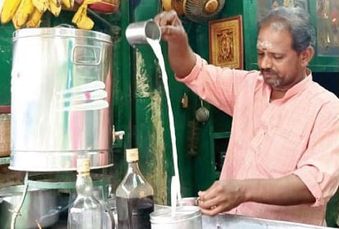 காலையில் யோகா மாஸ்டர்... மாலையில் டீ மாஸ்டார்... ஸ்ரீவில்லி.யில் ஓர் அசத்தல் மனிதர்!