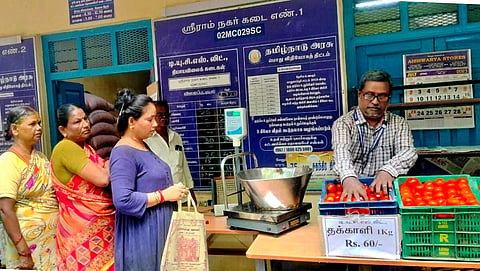 ரேஷன் கடைகளில் தக்காளி விற்பனை | கோப்புப் படம்: ம.பிரபு