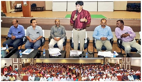  சென்னை மாவட்டத்தில் மகளிர் உரிமைத் தொகை திட்டம் செயல்படுத்துவது தொடர்பான கூட்டத்தில் பேசும் சென்னை மாநகர ஆணையர் ராதாகிருஷ்ணன்