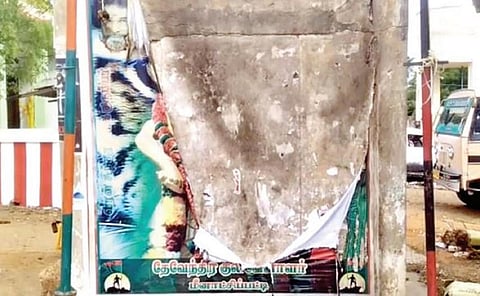 இமானுவேல் சேகரன், வீரன் சுந்தரலிங்கம் படங்கள் சேதம்: ஸ்ரீவைகுண்டம் அருகே பதற்றம், போலீஸ் குவிப்பு