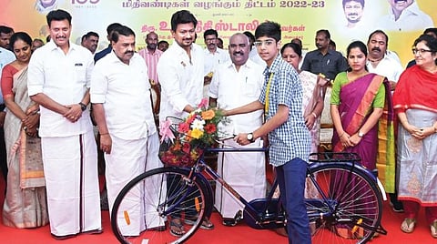 4.89 லட்சம் மாணவ, மாணவிகளுக்கு மிதிவண்டிகள் வழங்கும் திட்டத்தை, சென்னை திருவல்லிக்கேணி, என்.கே.டி.தேசிய பெண்கள் மேல்நிலைப் பள்ளியில் நடந்த நிகழ்ச்சியில் அமைச்சர் உதயநிதி ஸ்டாலின் நேற்று தொடங்கி வைத்தார். உடன் அமைச்சர்கள் ராஜகண்ணப்பன், செஞ்சி கே.மஸ்தான், அன்பில் மகேஸ், கயல்விழி செல்வராஜ், சென்னை மாநகராட்சி மேயர் ஆர்.பிரியா உள்ளிட்டோர்.