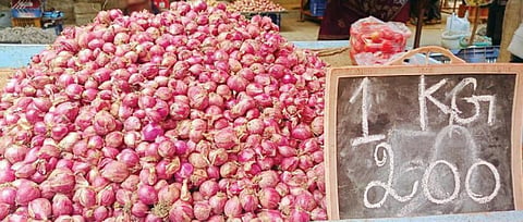 ஓசூரில் சின்ன வெங்காயம் கிலோ ரூ.200-க்கு விற்பனை