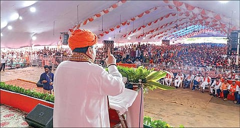 குஜராத் மாநிலம் கோத்ராவில் நேற்று நடந்த பாஜக பொதுக்கூட்டத்தில் பேசுகிறார் கட்சியின் தேசியத் தலைவர் ஜே.பி.நட்டா.படம்: பிடிஐ